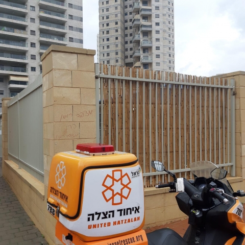 מתקן ברזל לאיסוף בקבוקים נפל על ילד בן 5 - חדשות בפתח תקווה