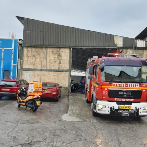 שריפה פרצה במוסך ברח' גיסין בפתח תקווה - חדשות בפתח תקווה