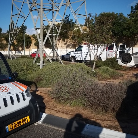 רכב התהפך בדרך רבין בפתח תקווה - 2 צעירות נפצעו - חדשות בפתח תקווה