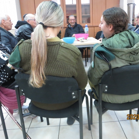 מפגש בין חיילי מודיעין לבין גמלאים במתנ"ס רמת ורבר בפתח תקווה - קהילות בפתח תקווה