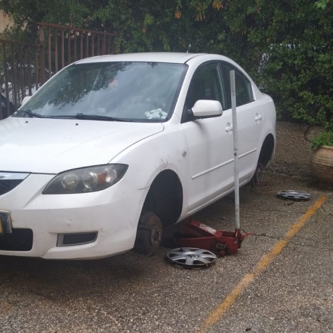 אלמוני ניקב צמיגים של עשרות כלי רכב  בפתח תקווה - חדשות בפתח תקווה