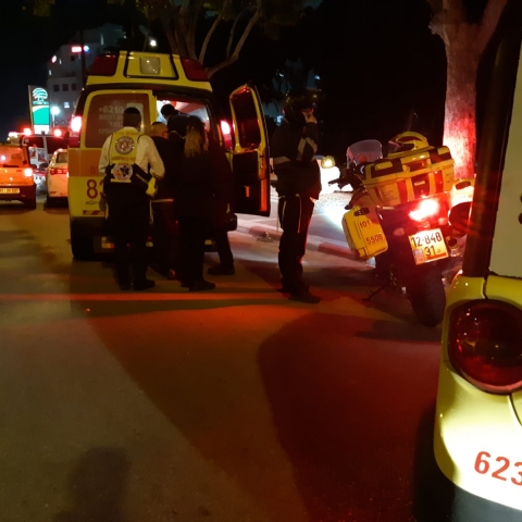 גבר דקר אישה בידה ברח' האופן בפתח תקווה - חדשות בפתח תקווה