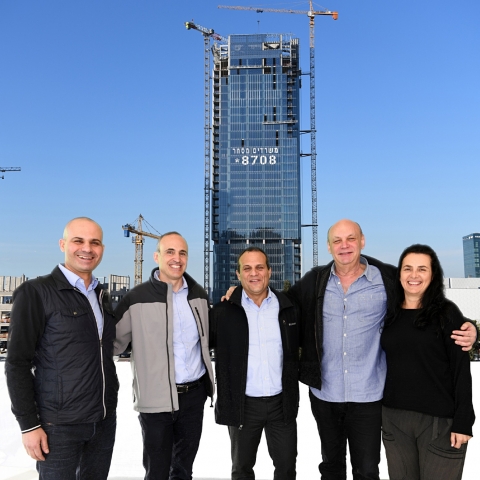 חגגו גמר שלד בפרויקט גלובל טאורס ברח' ז'בוטינסקי בפתח תקווה - בנייה ונדל"ן בפתח תקווה