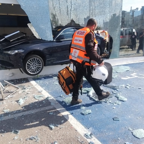רכב התנגש בקיר זכוכית של מוסך ברח' גיסין בפתח תקווה - חדשות בפתח תקווה