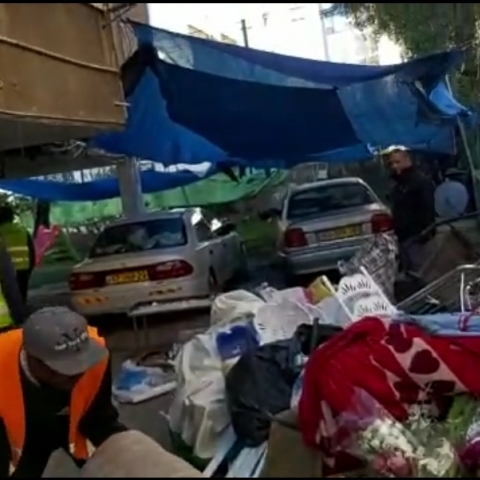 עשרות טונות של פסולת פונו מבניין שבו גרה אגרנית בפתח תקווה - חדשות בפתח תקווה