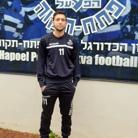 אביו היה שחקן בהפועל פתח תקוה. סבו היה אוהד מושבע. דור שלישי! - ספורט בפתח תקווה