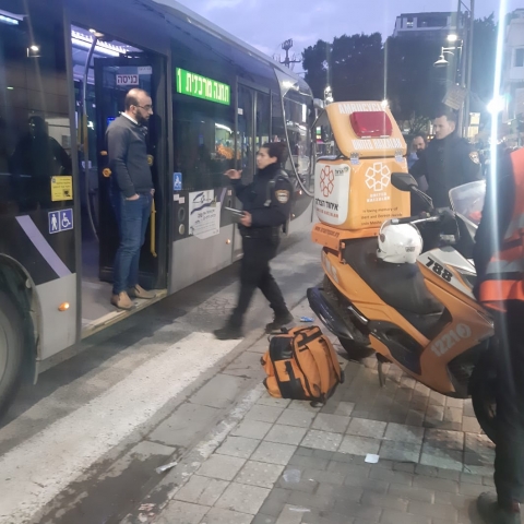 בן 70 נפצע לאחר שנפל מאוטובוס ברח' הברון הירש בפתח תקווה - חדשות בפתח תקווה