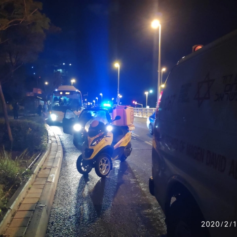 אלמוני ריסס גז מדמיע לתוך אוטובוס בדרך ז'בוטינסקי בפתח תקווה - חדשות בפתח תקווה