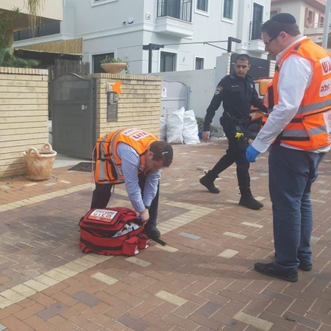 בן 60 נפצע קשה מנפילה לפיר מדרגות ברח' יורדי הסירה בפתח תקווה - חדשות בפתח תקווה