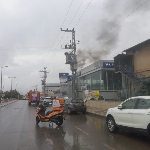 שנאי של עמוד חשמל עולה באש ברחוב גיסין בפתח תקווה (וידיאו) - חדשות בפתח תקווה