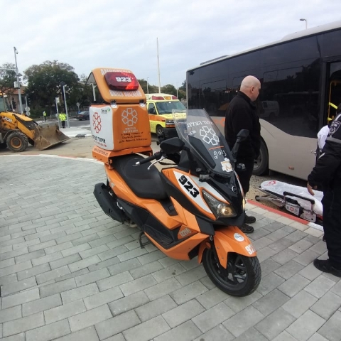 פצוע קל בתאונה בין אוטובוס לטרקטור ברח' ז'בוטינסקי בפתח תקווה - חדשות בפתח תקווה