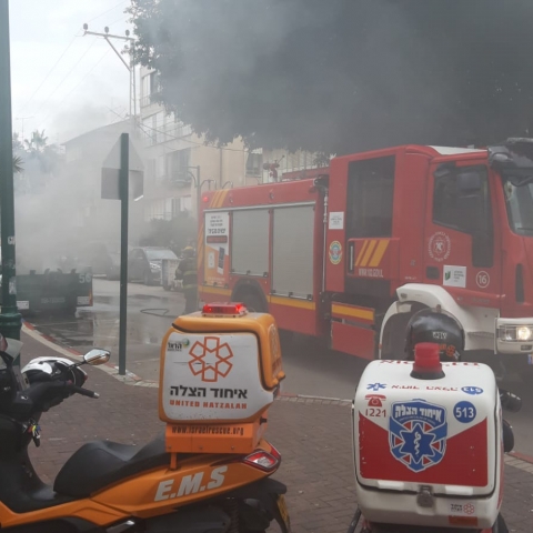 מכולת אשפה עלה באש ברחוב הרצל בפתח תקווה (וידיאו) - חדשות בפתח תקווה