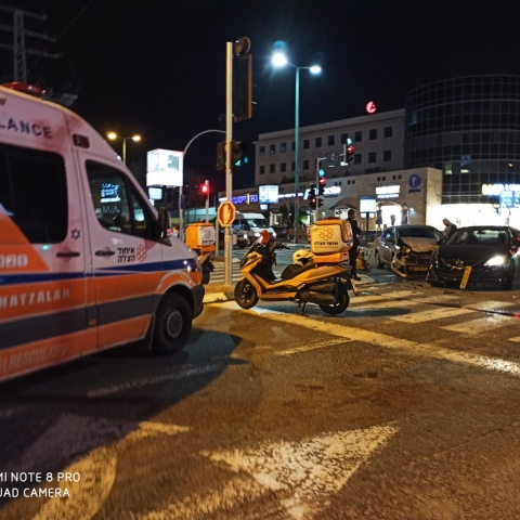 3 נפגעים קל בתאונת דרכים ברח' גליס פינת רח' ינאי בפתח תקווה - חדשות בפתח תקווה