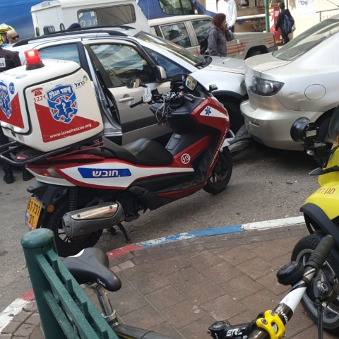 בן 90 נפצע בתאונת דרכים במעורבות 3 רכבים ברח' הרצל בפתח תקווה - חדשות בפתח תקווה