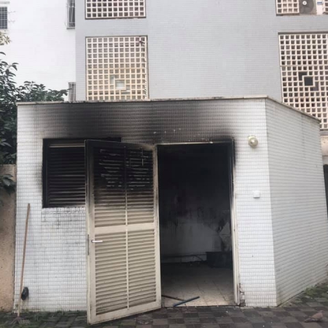 דיירים חושדים שבני נוער הציתו חדר אשפה בבניין באם המושבות הותיקה בפתח תקווה - חדשות בפתח תקווה