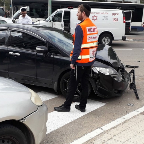5 פצועים בהם ילדה בת 6  נפצעו בתאונת דרכים ברח' מנחם בגין בפתח תקווה - חדשות בפתח תקווה