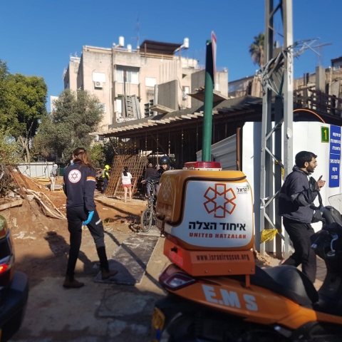 פועל נפצע לאחר שנפל מגובה באתר בניה ברח' פפר בפתח תקווה - חדשות בפתח תקווה