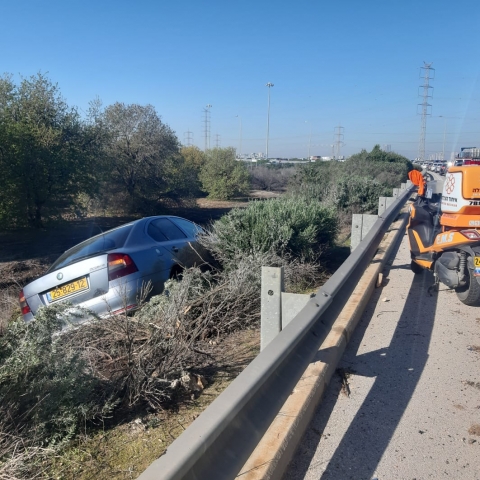 נהג איבד שליטה והדרדר לתעלה סמוך לבית עלמין ירקון - חדשות בפתח תקווה