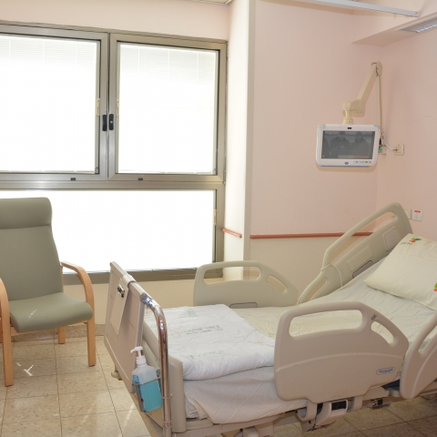 גבר בן 76 שחלה בקורונה נפטר בבית חולים השרון בפתח תקווה - חדשות בפתח תקווה