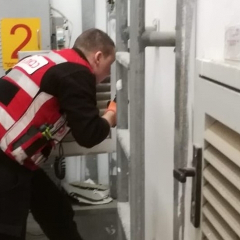 רוחות עזות גרמו להפסקות חשמל וללכודים במעליות ברחבי פתח תקווה - חדשות בפתח תקווה
