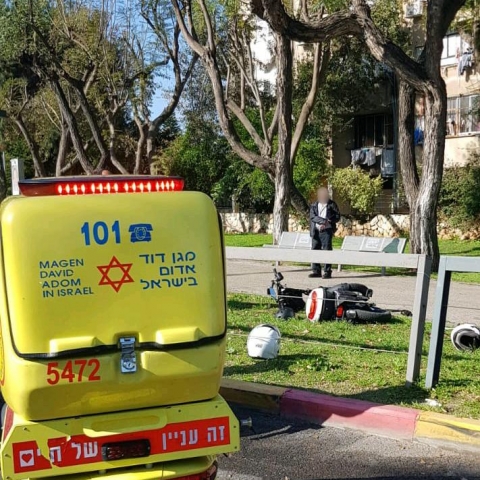 רוכב אופניים חשמליים התנגש בצינור סמוך לצומת סירקין בפתח תקווה ונפצע בינוני - חדשות בפתח תקווה