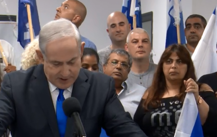 הוזמנו לקבל שכר על עבודה בבחירות ובפועל נאלצו לשמש תפאורה במסיבת עיתונאים של נתניהו - חדשות בפתח תקווה
