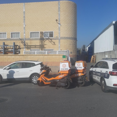 פועל נפגע ממכונה במפעל ברח' מודיעין בפתח תקווה - מצבו בינוני - חדשות בפתח תקווה