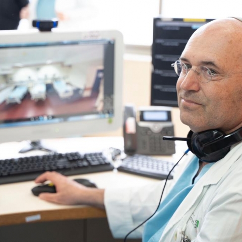 לתפארת מדינת ישראל: ד"ר דרור דיקר ישיא משואה בערב יום העצמאות ה-73 למדינת ישראל - חדשות בפתח תקווה