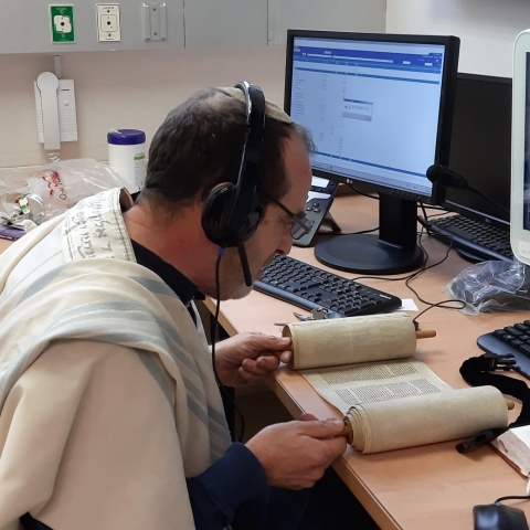 בפעם הראשונה בישראל; קריאה משותפת בתורה בבידוד בבית חולים השרון בפתח תקווה (וידיאו) - חדשות בפתח תקווה