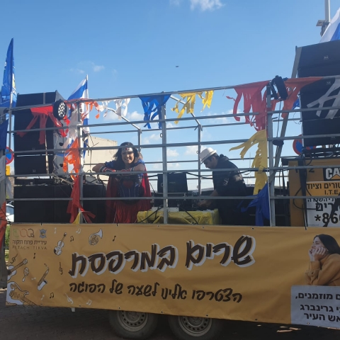 צפו במשאית שעושה שמח בשכונות בפתח תקווה (וידיאו) - חדשות בפתח תקווה