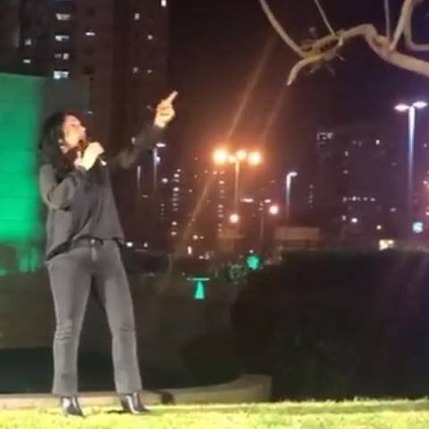 צפו בסטנד אפ מרפסות: רותם אבוהב הגיעה לפתח תקווה כדי לשמח את תושבי פתח תקווה  (וידיאו) - חדשות בפתח תקווה
