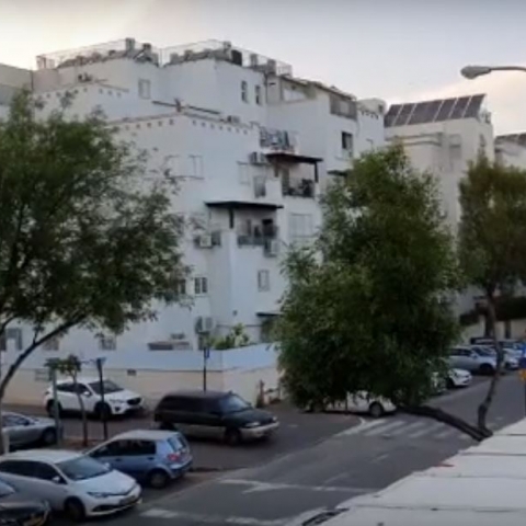 לאור ההנחיות, בשכונת גני הדר בפתח תקווה התושבים יוצאים למרפסות להקשיב לתפילה הבוקעת מרמקול - חדשות בפתח תקווה