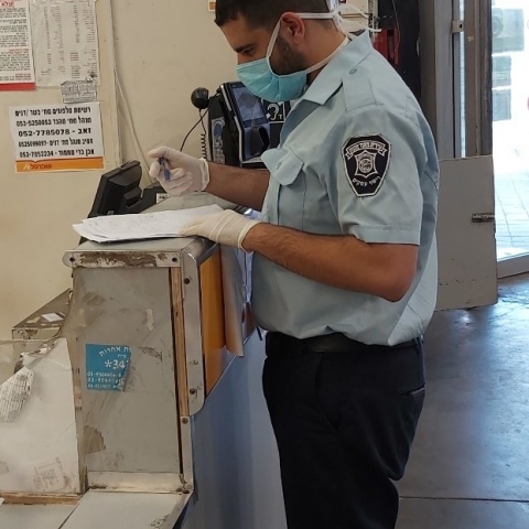 בעקבות הפרת הנחיות משרד הבריאות חולקו דוחות על סך 5000 ₪ לבית עסק ול-2 בתי כנסת בפתח תקווה - חדשות בפתח תקווה