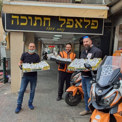 ולנו יש פלאפל: מאות מנות "פלאפל חתוכה" חולקו חינם לכוחות חירום והצלה בפתח תקווה - מעשים טובים בפתח תקווה