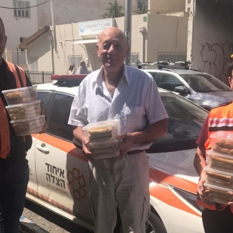 כתבה שנייה בסדרה: עשרות קופסאות של עוגיות נתרמו למתנדבי איחוד הצלה פתח תקווה. - מעשים טובים בפתח תקווה