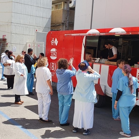 450 מנות של המבורגר לביה"ח השרון – 80 לפלוגת מילואים - כבוד לקובי אדרי מבורגרס בר (וידיאו) - מעשים טובים בפתח תקווה
