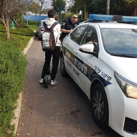 הפרו את איסור יציאה מן הבית למרחק של יותר מ-100 מטר והתקהלות וקיבלו דו"ח - חדשות בפתח תקווה