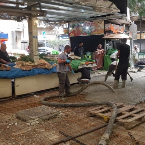 החלו העבודות בשוק העירוני לציפוי רצפת השוק (וידיאו) - חדשות בפתח תקווה