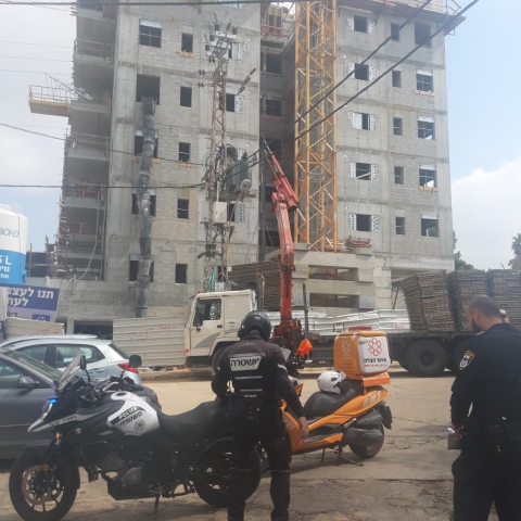 נהג משאית התחשמל מכבל מתח גבוה ברח' צה"ל בפתח תקווה - חדשות בפתח תקווה