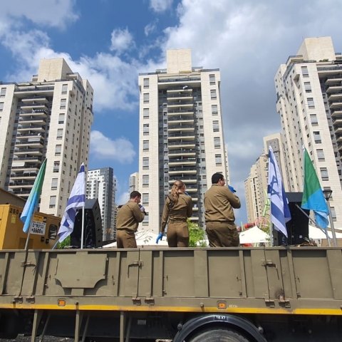 להקת "רבע לשבע" של חיל החינוך הגיעה לסבב הופעות ברחבי פתח תקווה (וידיאו) - קהילות בפתח תקווה