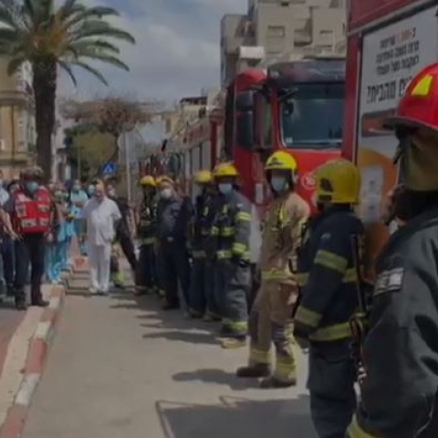 לוחמי כיבוי אש מוקירים את פועלם של הצוותים הרפואיים בפתח תקווה (וידיאו) - חדשות בפתח תקווה