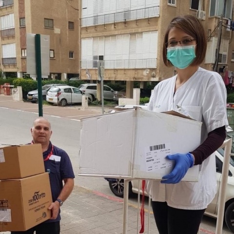 הרוקחים בפתח תקווה דואגים לחולים מבוגרים ולחולים בכלל לתרופות עד לבית (וידיאו) - בריאות בפתח תקווה