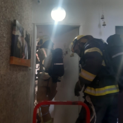 פצועה קל משאיפת עשן בשריפה שפרצה בדירה ברח' טבריה בפתח תקווה (וידיאו) - חדשות בפתח תקווה