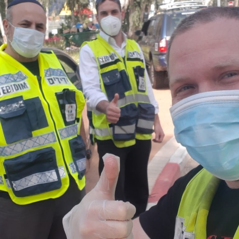 הגיעו לחלק מזון לאחד הבתים בפתח תקווה ובאותה עת אחד הקשישים איבד את הכרתו - קהילות בפתח תקווה