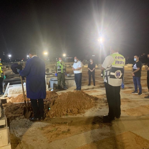 הובאה למנוחות הערירית בת ה-70 שנמצאה לפני כשבוע בתוך ערימות אשפה בביתה בפתח תקווה (וידיאו) - חדשות בפתח תקווה