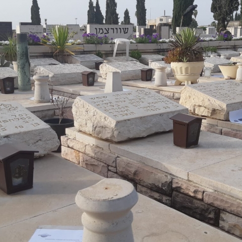 בחטיבת ברנר הניחו על קברי חללי יום הזיכרון את מכתבי התלמידים - חינוך בפתח תקווה