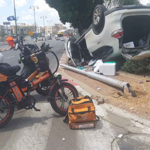 נהג נפצע לאחר שהתהפך עם רכבו ברח' בן דרור בפתח תקווה - חדשות בפתח תקווה