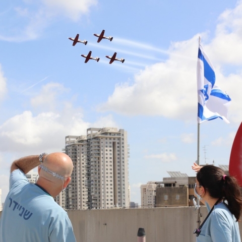 צפו במטס חיל האוויר עובר מעל לבתי החולים בילינסון ושניידר בפתח תקוה בהוקרה לצוותים הרפואיים (וידיאו) - חדשות בפתח תקווה
