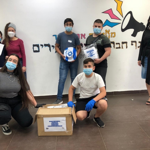 מועצת הנוער תרמה מארזי יום העצמאות לילדים חולים בביה"ח תל השומר - חינוך בפתח תקווה