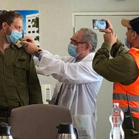 מנהל מרכז שניידר העניק דרגת סרן לאוהד מייזלס מפתח תקווה - בריאות בפתח תקווה